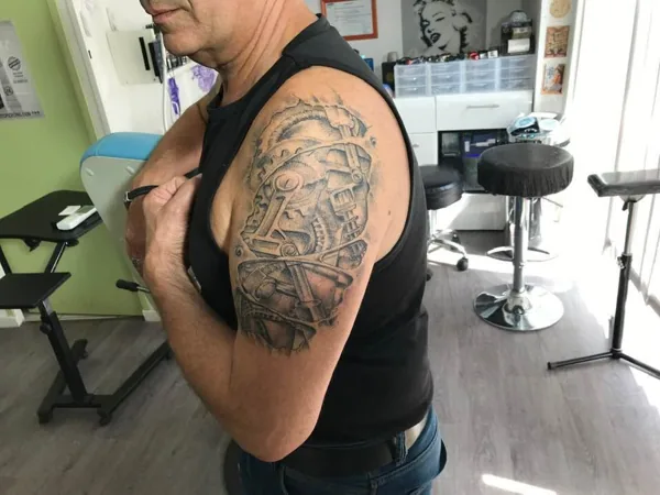 Tatouage détaillé sur l’épaule
