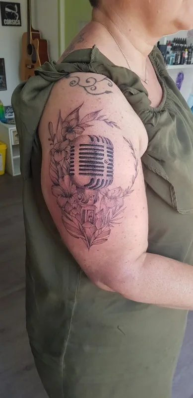 Microphone et éléments musicaux sur l’épaule
