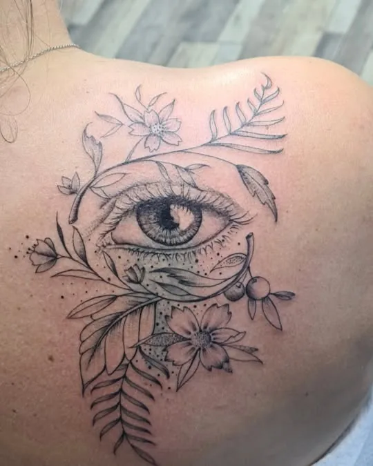 Œil entouré de fleurs et de feuillage