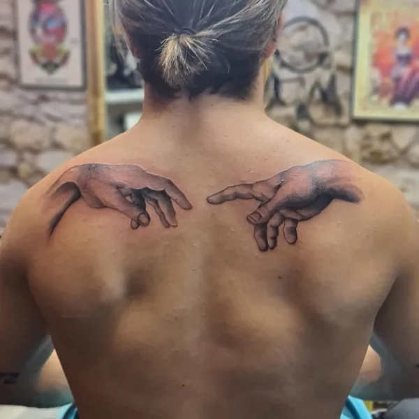 Deux mains dans le haut du dos