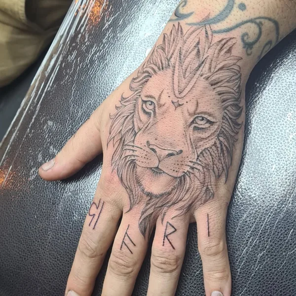 Tête de lion sur la main