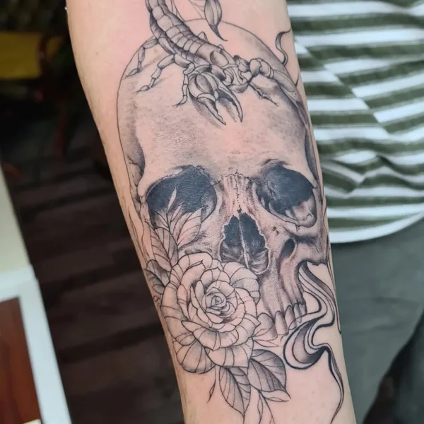 Tête de mort et roses sur l’avant-bras