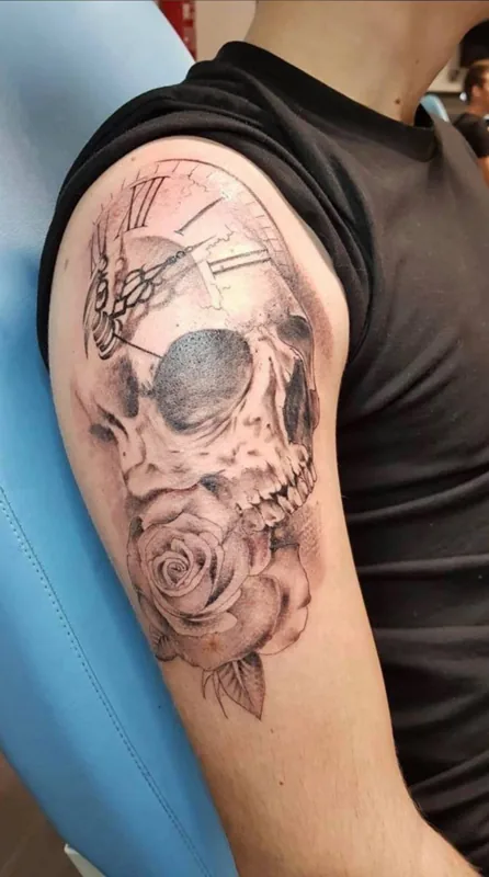 Tête de mort et roses sur l’épaule