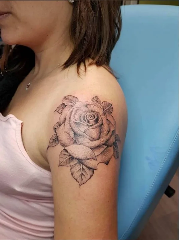 Rose sur l’épaule