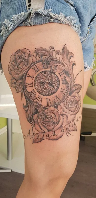 Horloge et roses sur le bras