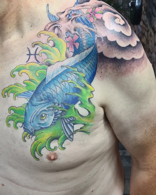 Poisson et fleurs en couleurs sur l’épaule