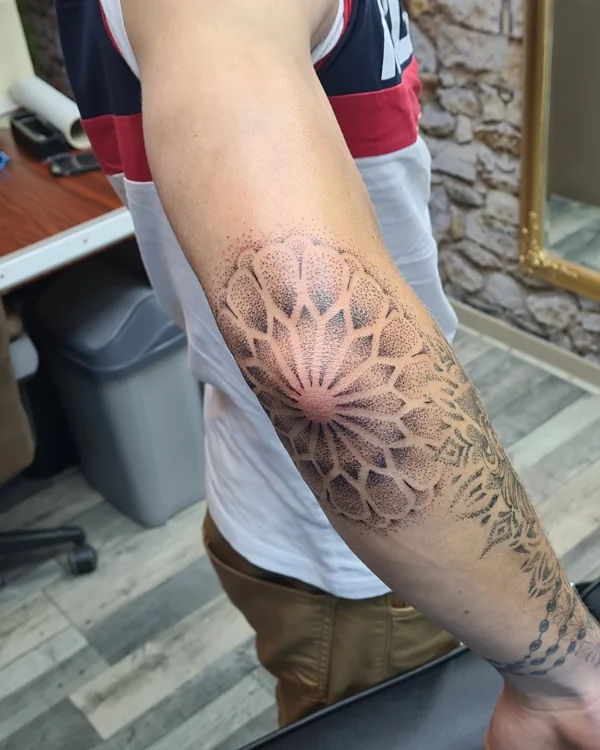 Mandala et motifs en pointillés sur le bras