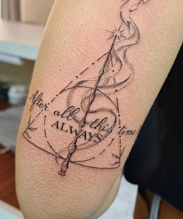 Symbole et lettrage fin sur le bras