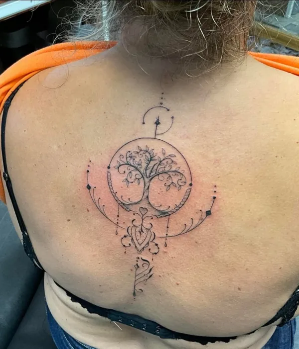 Arbre de vie en traits fins dans le haut du dos