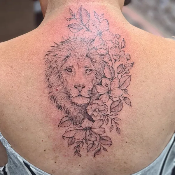 Lion entouré de fleurs dans le haut du dos