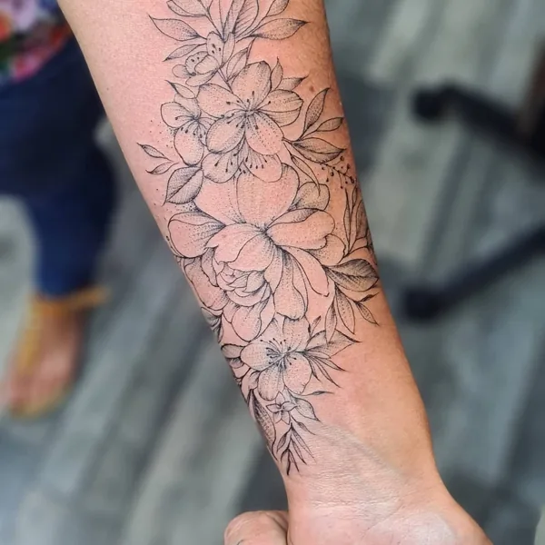 Fleurs et feuillage sur l’avant-bras