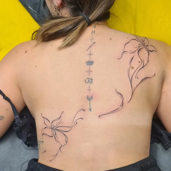 Fleurs et lignes végétales sur l’omoplate