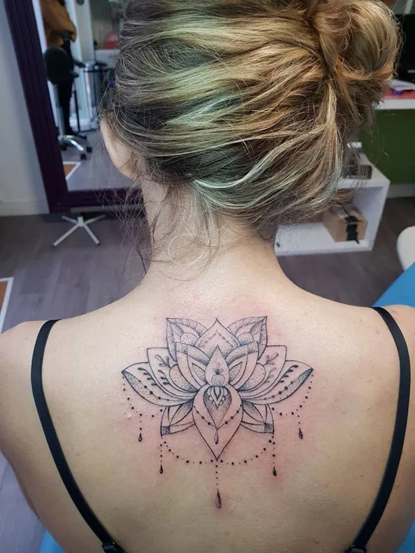 Mandala dans le haut du dos