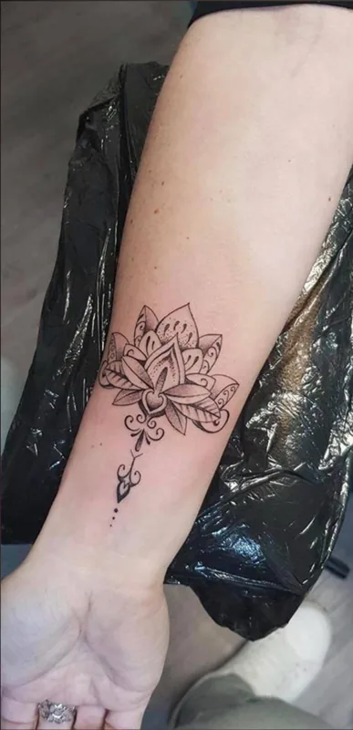 Ornement floral sur le poignet