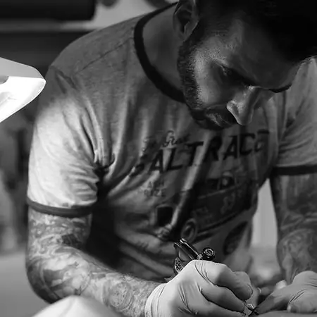 Yan, tatoueur dans son studio à Denguin près de Pau